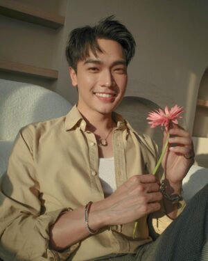Oabnithi Wiwattanawarang Instagram - Love is in the air, and in a blue box 💙

@tiffanyandco 
#ATiffanyValentinesDay 
#TiffanyPartner