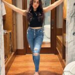 Oindrila Sen Instagram - Look at me..not at the caption 😜 📸 @ushasi_b