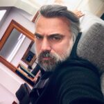 Oktay Kaynarca Instagram - Sağım yalan solum yalan..Giden yalan dönen yalan.Döndüm baktım dünya yalan, senin gibi benim gibi…