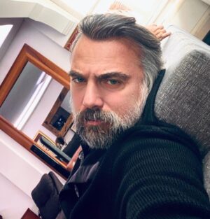 Oktay Kaynarca Instagram - Sağım yalan solum yalan..Giden yalan dönen yalan.Döndüm baktım dünya yalan, senin gibi benim gibi…