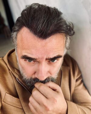 Oktay Kaynarca Instagram - Kopyala yapıştırcılara,tıklanma simsarlarına, uydurukçu sosyal medyacılara,bilmemnecilere itibar etmeyin.. Bir projeye falan dahil olduğum yok.. Benim haberimi benden …🕶🕶🕶