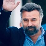 Oktay Kaynarca Instagram - “At sırtında dünyayı fethetmek kolaydır. Zor olan attan indiğinde fethettiğini yönetebilmektir” Cengiz Han.... Eşkıya Dünyaya Hükümdar Olmaz’ın değerli izleyicisine; yayına başladığımız ilk günden itibaren hiç eksilmeyen ilginize, sevginize, bizi ailenizden birileri olarak görmenize, sorgusuz sualsiz yüreklerinize kazırcasına sahiplenmenize, son ana kadar devam etmesi için beslediğiniz umutlarınıza sonsuz teşekkür ederim... Yedi yıl birlikte yol yürüdüğüm, birçok rekoru, başarıyı, mutluluğu, acıyı, sevinci birlikte yaşadığım ‘EŞKIYA DÜNYAYA HÜKÜMDAR OLMAZ’ ekibinin en büyüğünden en küçüğüne, emeği geçen bütün arkadaşlarıma; son dönem yaşanan bütün olumsuzluklara karşı duruş biçiminiz, etik tavrınız, iş disiplininiz ve yaşadıklarınıza rağmen sabrınız için yüreklerinizden öpüyorum. Ellerinize yüreklerinize sağlık. Bazen söz biter, yol biter, yolculuk biter ama her bitiş bir başlangıçtır. Hoşçakalın…