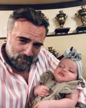 Oktay Kaynarca Instagram - Özbekistan Taşkent..Saat hayli geç, beklediklerini duyunca…ağlamamak için zor tutuyoruz kendimizi..Şşşttt.. ❤️❤️❤️