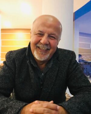 Oktay Kaynarca Instagram - Uğurlar olsun amcam abim,beraber büyüdüğüm,çocukluğumuzu saklayan koruyan gözeten, yolculuğumun omuzdaşı,son büyüğüm Allah mekanını cennet etsin …