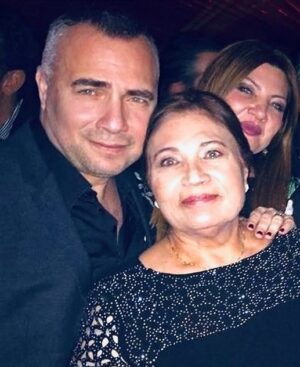 Oktay Kaynarca Instagram - Kendi annemin nezdinde başta şehit annelerimiz olmak üzere bütün annelerin anneler gününü kutluyorum...🌹🌹🌹