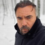 Oktay Kaynarca Instagram - Bütün yönetici ve yönetici adaylarına bilgi notudur; Dünyanın her yerinde ülke ve şehir tanıtımlarına devlet ve belediyeler bütçeler ayırarak destek olurlar ki, bilinilirlikleri artıp kültürleri ve ekonomileri değer kazansın.Değerli yöneticiler ve yönetici adayları, işte bizler “yapımcılar,yönetmenler senaristler,oyuncular, set ekipleri yani sizin “diziciler”diye tabir ettikleriniz,bu saydığımız herşeyi dünyanın hiç bir yerinde görülmemiş bir biçimde yapıyoruz üstelik tek bir yardım almadan tamamen kendi imkanlarımızla. Dünyanın dizi ihracatı yapan üçüncü ülkesi olmayı başarmış bu sektör ödüllendirilmesi gerekirken, hiç bir başarı cezasız kalmaz kuralı devrede ve malesef kolaylaştırılması gereken işimiz tuhaf bir şekilde zorlaştırılmakta. Öyle ki artık neredeyse çekimi yapılacak sahneler şehirleri göstermeden yapılmak noktasında. Kamera gören belediye ve diğer ekiplerin elinde makbuzlarla koşa koşa gelip setlere kaçak seyyar satıcı muamalesi yapmaları artık medeniyet sınırlarını zorlamakta. Başta Rtük ve ilgili makamların her istediklerinde uyarılar doğrultusunda iletişime her istendiğinde açık olan sektörün artık sorunlarına da çözüm bulması dileklerimle…