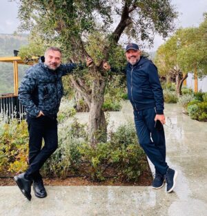 Oktay Kaynarca Instagram - Zorlama benden CEO olmaz dedim zor ikna ettim ..😂@kigiligiyim 2021 yaz koleksiyonu çekimleri için ekibimizi güler yüzleriyle  ağırlayan @akfenbodrumloft a teşekkür ederiz..🙏🙏🙏