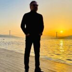 Oktay Kaynarca Instagram - Genel istek üzerine :))) İki kıtanın tam ortası, gelmiş geçmiş bütün medeniyetlerin en kıskandığı,dünyanın en güzel kenti İstanbul’da bir taraftan güneşin batışına, bir taraftan dolunayın doğuşuna tanık olmak.. Şükürler olsun.🙏