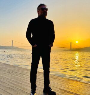 Oktay Kaynarca Instagram - Genel istek üzerine :))) İki kıtanın tam ortası, gelmiş geçmiş bütün medeniyetlerin en kıskandığı,dünyanın en güzel kenti İstanbul’da bir taraftan güneşin batışına, bir taraftan dolunayın doğuşuna tanık olmak.. Şükürler olsun.🙏