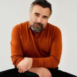 Oktay Kaynarca Instagram - “Bir erkeğin merhametini sevin.Yakışıklılık geçer gider.Para;mal,mülk tükenir ama merhamet kalıcıdır.Ve bir erkeğe en çok merhamet yakışır”der Tomris Uyar.Şu son cümlesini hep söylerim. Merhameti küçümsemeyin.En kalıcı ve en büyük duygu budur...Doğan Cüceloğlu..🙏