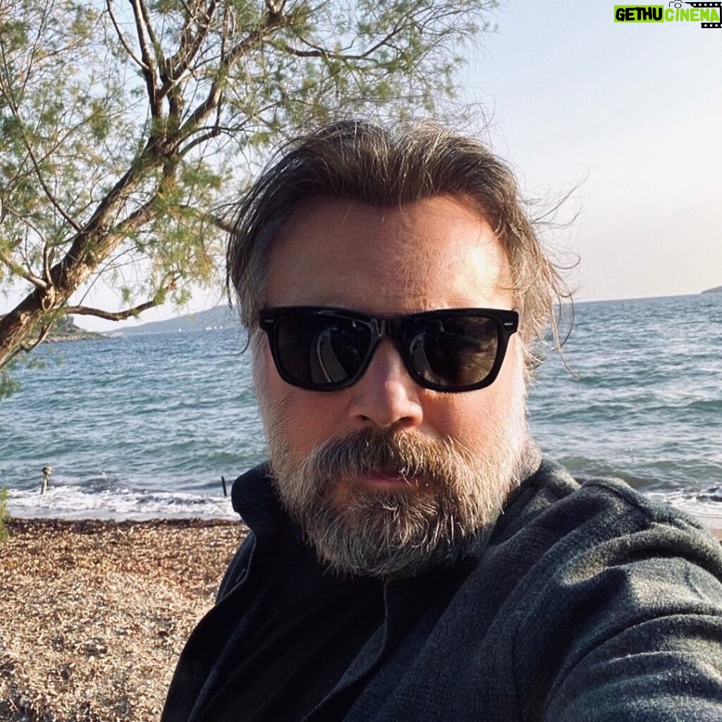 Oktay Kaynarca Instagram - Sırtım Denizde , gökyüzünde pırıl prıl bir Bodrum güneşi dilimde de tutturduğum türkü .. Divane Gönlüm Benim Bir Dala Konamadım Nice Derde Dayandım Bu Derde Dayanamadım Felek Beni Adım Adım Kovaladı Yaralandım Bilmem Feleğe Neyledim Felek Beni Adım Adım Kovaladı Yaralandım Bilmem Feleğe Neyledim Ömrüm Sana Doyamadım Gül Dediğim Diken Oldu Gül Yerine Ömrüm Soldu Yaram Sızıladı Kaldı Saran Bir Dost Bulamadım Felek Beni Adım Adım Kovaladı Yaralandım Bilmem Feleğe Neyledim Felek Beni Adım Adım Kovaladı Yaralandım Bilmem Feleğe Neyledim Ömrüm Sana Doyamadım Şükürler olsun 🙏🙏🙏