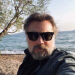 Oktay Kaynarca Instagram - Sırtım Denizde , gökyüzünde pırıl prıl bir Bodrum güneşi dilimde de tutturduğum türkü .. Divane Gönlüm Benim Bir Dala Konamadım Nice Derde Dayandım Bu Derde Dayanamadım Felek Beni Adım Adım Kovaladı Yaralandım Bilmem Feleğe Neyledim Felek Beni Adım Adım Kovaladı Yaralandım Bilmem Feleğe Neyledim Ömrüm Sana Doyamadım Gül Dediğim Diken Oldu Gül Yerine Ömrüm Soldu Yaram Sızıladı Kaldı Saran Bir Dost Bulamadım Felek Beni Adım Adım Kovaladı Yaralandım Bilmem Feleğe Neyledim Felek Beni Adım Adım Kovaladı Yaralandım Bilmem Feleğe Neyledim Ömrüm Sana Doyamadım Şükürler olsun 🙏🙏🙏