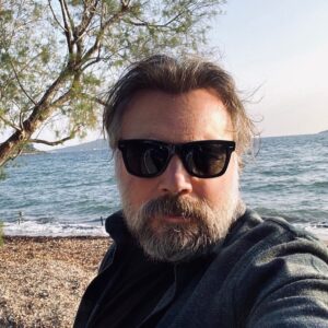 Oktay Kaynarca Instagram - Sırtım Denizde , gökyüzünde pırıl prıl bir Bodrum güneşi dilimde de tutturduğum türkü ..
Divane Gönlüm Benim
Bir Dala Konamadım
Nice Derde Dayandım
Bu Derde Dayanamadım
Felek Beni Adım Adım 
Kovaladı Yaralandım 
Bilmem Feleğe Neyledim 
Felek Beni Adım Adım 
Kovaladı Yaralandım 
Bilmem Feleğe Neyledim 
Ömrüm Sana Doyamadım 

Gül Dediğim Diken Oldu
Gül Yerine Ömrüm Soldu
Yaram Sızıladı Kaldı
Saran Bir Dost Bulamadım
Felek Beni Adım Adım
Kovaladı Yaralandım
Bilmem Feleğe Neyledim
Felek Beni Adım Adım
Kovaladı Yaralandım
Bilmem Feleğe Neyledim
Ömrüm Sana Doyamadım  Şükürler olsun 🙏🙏🙏