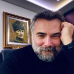 Oktay Kaynarca Instagram - YAŞAMAK ŞAKAYA GELMEZ, BÜYÜK BİR CİDDİYETLE YAŞAYACAKSIN BİR SİNCAP GİBİ MESELA, YANİ, YAŞAMIN DIŞINDA VE ÖTESİNDE HİÇBİR ŞEY BEKLEMEDEN YANİ, BÜTÜN İŞİN GÜCÜN YAŞAMAK OLACAK. YAŞAMAYI CİDDİYE ALACAKSIN, YANI, O DERECEDE, ÖYLESİNE Kİ, MESELA, KOLLARIN BAĞLI ARKADAN, SIRTIN DUVARDA, YAHUT, KOCAMAN GÖZLÜKLERİN, BEYAZ GÖMLEĞİNLE BİR LABORATUARDA İNSANLAR İÇİN ÖLEBİLECEKSİN, HEM DE YÜZÜNÜ BİLE GÖRMEDİĞİN İNSANLAR İÇİN, HEM DE HİÇ KİMSE SENİ BUNA ZORLAMAMIŞKEN, HEM DE EN GÜZEL, EN GERÇEK ŞEYİN YASAMAK OLDUĞUNU BİLDİĞİN HALDE. YANI, ÖYLESİNE CİDDİYE ALACAKSIN Kİ YASAMAYI, YETMİŞİNDE BİLE, MESELA, ZEYTİN DİKECEKSİN, HEM DE ÖYLE ÇOCUKLARA FALAN KALIR DİYE DEĞİL, ÖLMEKTEN KORKTUĞUN HALDE ÖLÜME İNANMADIĞIN İÇİN, YASAMAK, YANİ AĞIR BASTIĞINDAN. 1947 NAZIM HİKMET RAN ....🍀🍀🍀🍀🍀 Hep güleceğimiz,sağlıklı olduğumuz, başarılarımızn doruk yaptığı bir yıl olsun .🙏🙏🙏🙏🙏🍀🍀🍀🍀