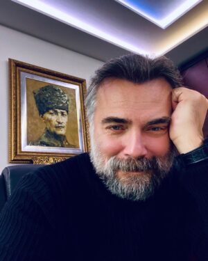 Oktay Kaynarca Instagram - YAŞAMAK ŞAKAYA GELMEZ,
BÜYÜK BİR CİDDİYETLE YAŞAYACAKSIN
BİR SİNCAP GİBİ MESELA,
YANİ, YAŞAMIN DIŞINDA VE ÖTESİNDE HİÇBİR ŞEY BEKLEMEDEN
YANİ, BÜTÜN İŞİN GÜCÜN YAŞAMAK OLACAK.

YAŞAMAYI CİDDİYE ALACAKSIN,
YANI, O DERECEDE, ÖYLESİNE Kİ,
MESELA, KOLLARIN BAĞLI ARKADAN, SIRTIN DUVARDA,
YAHUT, KOCAMAN GÖZLÜKLERİN,
BEYAZ GÖMLEĞİNLE BİR LABORATUARDA
İNSANLAR İÇİN ÖLEBİLECEKSİN,
HEM DE YÜZÜNÜ BİLE GÖRMEDİĞİN İNSANLAR İÇİN,
HEM DE HİÇ KİMSE SENİ BUNA ZORLAMAMIŞKEN,
HEM DE EN GÜZEL,
EN GERÇEK ŞEYİN YASAMAK OLDUĞUNU BİLDİĞİN HALDE.

YANI, ÖYLESİNE CİDDİYE ALACAKSIN Kİ YASAMAYI,
YETMİŞİNDE BİLE, MESELA, ZEYTİN DİKECEKSİN,
HEM DE ÖYLE ÇOCUKLARA FALAN KALIR DİYE DEĞİL,
ÖLMEKTEN KORKTUĞUN HALDE ÖLÜME İNANMADIĞIN İÇİN,
YASAMAK, YANİ AĞIR BASTIĞINDAN.
1947 NAZIM HİKMET RAN ....🍀🍀🍀🍀🍀
Hep güleceğimiz,sağlıklı olduğumuz, başarılarımızn doruk yaptığı bir yıl olsun .🙏🙏🙏🙏🙏🍀🍀🍀🍀