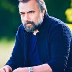 Oktay Kaynarca Instagram - Gönlüm dilime dargın, dilim gönlüme Gönlüm duygularını anlatamadığı için kızarken dilime; Dilim anlatamayacağı şeyleri düşündüğü için kızıyor gönlüme... Mevlana ....