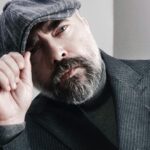 Oktay Kaynarca Instagram - Şükürler olsun bize verdiği süre içinde bize yaşattıklarına,.Dostlarımıza olduğu kadar düşmanlarımıza , sevdalarımıza, zaferlerimize, hayal kırıklıklarımıza.Vesile olanlarımıza,vesile olduklarımıza. Söyleyebildiklerimize,sustuklarımıza,gözüne baktıklarımıza gözümüze baktıklarımıza,yüreğimize girenlere,yüreklerine girdiklerimize şükürler olsun..Şükürler olsun ki aslolan hayattır….