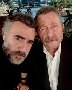 Oktay Kaynarca Instagram - Hesapladım 37 yıl.. Bi adam hiç mi değişmez, hep mi aynı hep mi yüreği çocuk kalır? Sen hep hayatımızda ol Erkanım…