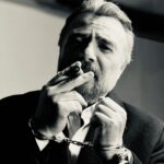 Oktay Kaynarca Instagram - Birden Kurşun yemiş gibi susar Gözbebeklerime karşı Susar da Açılıp yol verir şehir Sade radyolarda bir gamlı hava “Elaziz uzun carşı” Firarda gözüm yok Namussuzum yok Yok pişmanlık bir halim Yaslanıp Bir cigara yakmak isterim Dumanı cevahir değer Mağlup mu desem mahçup mu Ama ikisi de değil Ben garip sen güzel Dünya umutlu Öyle bir tuhafım bu akşamüstü Sevgilim Canavar götürür gibi Iki yanım Iki süngü Ahmed Arif