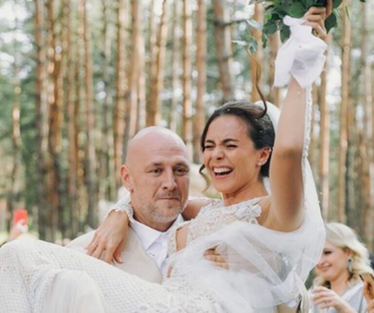 Oleksii Potapenko Instagram - Вітаю свою кохану дружину з 4 річчям нашого Українського весілля ,люблю тебе ще більше ♥️♥️♥️ @kamenskux