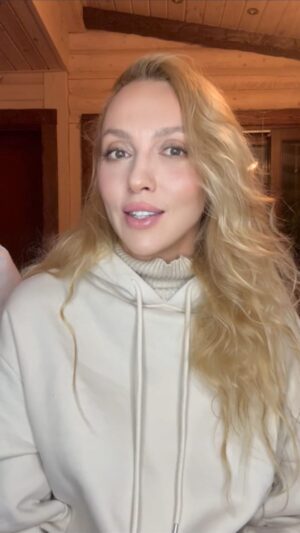 Olia Poliakova Instagram - В TikTok останні дні завірусилося відео з фрагментом моєї стародавньої пісні “Я нє такая, я жду трамвая”, яка була записана багато років тому російською. 
Я її не перекладала серед інших своїх нєтлєнлу, але бачу, що пісня знову пішла в народ і тому прийшов час її також українізувати. Тому оголошую конкурс на переклад цього фрагменту, на який я зніму TikTok-відео і нехай іде далі, віруситься солов’їною. А нє вот ето вот всьо. 
Пишіть свої переклади, а я швидко оберу найкращий і вже завтра зніму відео!