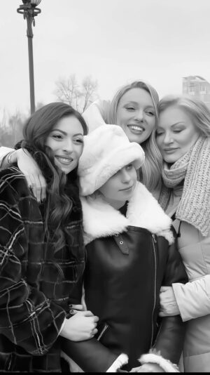 Olia Poliakova Instagram - Хмарами по небу синьому, біжать роки і ми міняємось…
«Мама» soon…

#ОляПолякова #Мама
