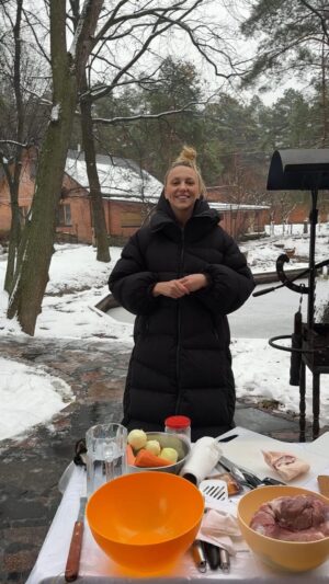 Olia Poliakova Instagram - Як завжди я повернулась до вас з своїми рецептами
Бачу що ця рубрика зайшла і саме тому тримайте 
Неймовірний плов! Плов по Поляковськи

 Для приготування плову вам потрібно:
 

Рис 0.5 
Спеції для плову по смаку 
Часник 3 головки 
Мʼякоть баранини 1.5 кг
Курдюк 0.3
Морква 0.3
Цибуля 0.5 

За самий смішний коментар з мене вам ❤️
А за перезйом рецепту репост

#ОляПолякова