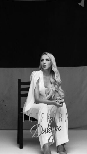 Olia Poliakova Instagram - Дорогенькі, мені дуже приємно, що ви так підтримали мою нову відеороботу! Дякую вам за всі теплі коментарі, за ваші слова!!! Кожна робота, випущена під час війни - безцінна, адже вона має фундаментальні сенси та переосмислення.
Якщо ви досі не бачили мій новий кліп - швидше заходьте на YouTube. Посилання залишила в шапці профілю

#ОляПолякова #Дякую