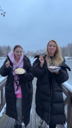 Olia Poliakova Instagram - Дорогенькі, ви просили нові рецепти від мене - саме час готувати до новорічного столу! Рецепт справжньої української шуби!

Для приготування необхідні: картопля, морква, цибуля, буряк, оселедець та майонез. Викладайте шарами, дайте настоятися вашій шубі, хоча б  5 годин, та смакуйте до столу!

Вітаю всіх з прийдешнім Новим роком! Нехай він стане для нас переможним! 💙💛

#ОляПолякова