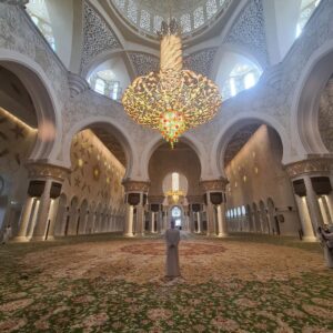 Oliver Phelps Instagram - This morning I was fortunate enough to visit the Sheikh Zayed Mosque. The level of detail on such a HUGE scale is incredible. Whether coming to worship or to visit as a tourist I'd stick this top of a "ToDo list" 

melt.mideast  @abudhabievents #InAbuDhabi
#findyourplace #sheikh_zayed_grand_masque