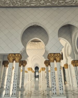 Oliver Phelps Instagram - This morning I was fortunate enough to visit the Sheikh Zayed Mosque. The level of detail on such a HUGE scale is incredible. Whether coming to worship or to visit as a tourist I'd stick this top of a "ToDo list" 

melt.mideast  @abudhabievents #InAbuDhabi
#findyourplace #sheikh_zayed_grand_masque