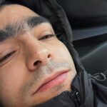 Omar Ayuso Instagram - últimamente duermo más horas en la parte de atrás de un coche que en mi cama 😵‍💫