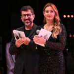 Pınar Altuğ Instagram – Dün akşam Uluslararası Suç ve Ceza Film Festivalinin açılış gecesi sahnesindeydik @hbilgin @uscff_icapff 
Elbisem @rasitbagzibagli 
Ayakkabılarım @jabotter 
Saç @hairgameofficial #reklam Cemal Resit Rey ( CRR )