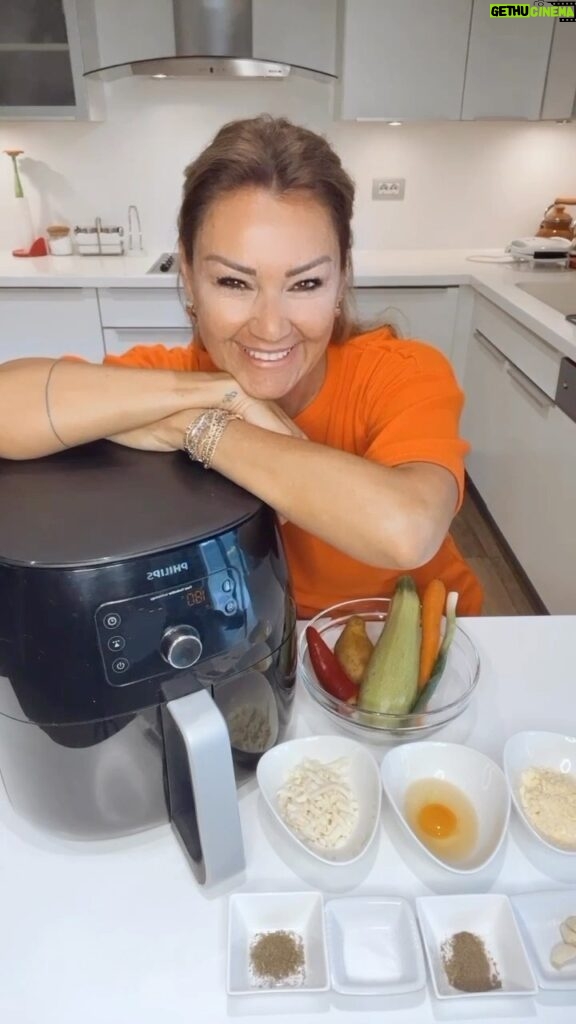 Pınar Altuğ Instagram - Mutfağımda ben ve Philips Airfryer XXL’ım ✨yine sizin için harika bir tarifle geldik. Hem pratik hem lezzetli diye tarifimi sizlerle de paylaşıyorum. Sebze Köftesi.. Hazırlaması da pişirmesi de çok kolay👍🏻 Malzemeler: 1 patates,1 kabak, 1 havuç, 1/2 kirmizi biber, 1 dal taze soğan, 1 yumurta, rendelenmiş kaşar peyniri, 2 diş sarımsak, 2 kaşık mısır unu, tuz, karabiber, kuru dereotu… Patates, havuç ve kabağı rendeleyip, iyice sularını sıkıyoruz, kırmızı biber, taze soğan ve sarımsağı doğrayıp kalan tüm malzemeleri karıştırıyoruz. Küçük toplar haline getirip sepete yerleştiriyoruz. Bu kadar kolay ve hızlı! Philips Airfryer hem yemekleri ’a kadar daha az yağ ile pişiriyor, hem de bulaşık makinasında yıkanabildiği için temizliği de çok kolay oluyor. Fırından 1.5 kat daha hızlı ve A sınıfı fırınlara göre ’e kadar enerji tasarrufu sağlıyor, ayrıca sıcak tutma modu ile yemekleri 30 dakikaya kadar sıcak tutabiliyor @philipsevurunleriturkiye #philipsairfryertarifleri #işbirliği Yeni tariflerim için takipte kalın derim. .