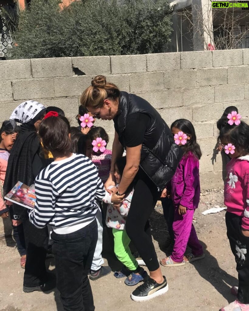 Pınar Altuğ Instagram - Mahalle arasında denk geldiğim koşup bana sarılan çocuklar,yol kenarında denk geldiğim kadınlar,mesire alanını çadırkente çevirenler🙏🏻🙏🏻🙏🏻 Hatay Antakya