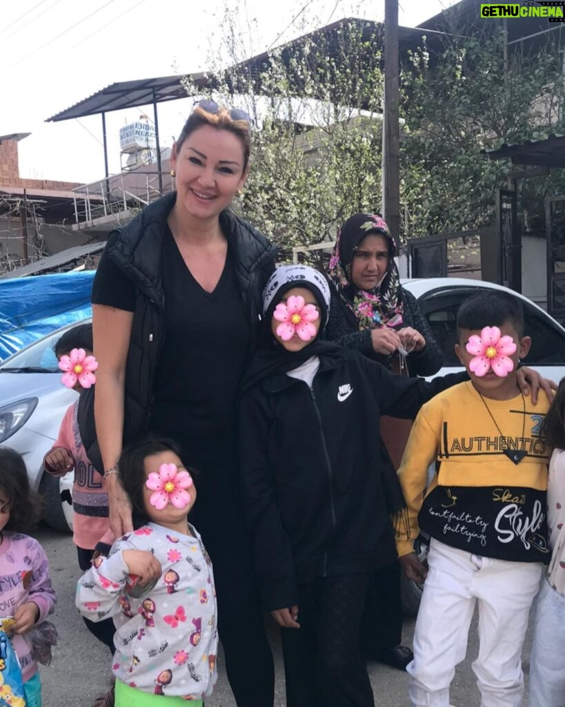 Pınar Altuğ Instagram - Mahalle arasında denk geldiğim koşup bana sarılan çocuklar,yol kenarında denk geldiğim kadınlar,mesire alanını çadırkente çevirenler🙏🏻🙏🏻🙏🏻 Hatay Antakya