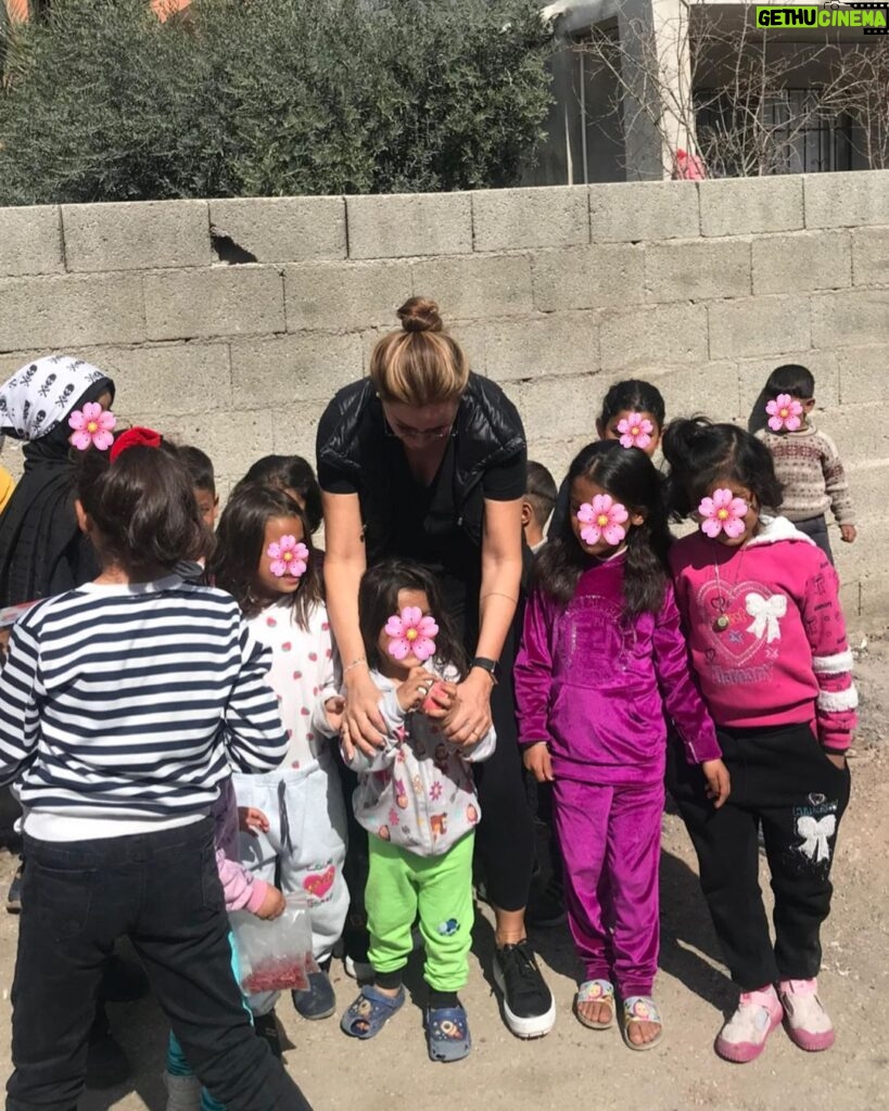 Pınar Altuğ Instagram - Mahalle arasında denk geldiğim koşup bana sarılan çocuklar,yol kenarında denk geldiğim kadınlar,mesire alanını çadırkente çevirenler🙏🏻🙏🏻🙏🏻 Hatay Antakya