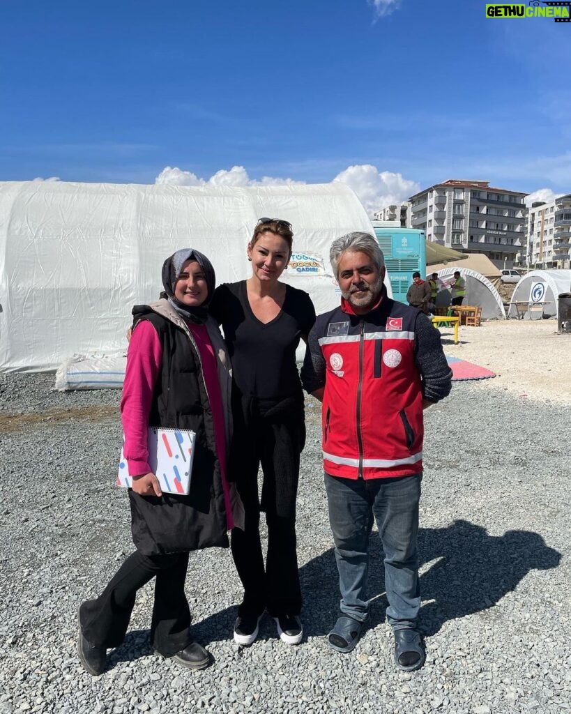 Pınar Altuğ Instagram - Sen niye bizim sınıfa gelmedin diyip elimden tutup sınıf çadıra götürdü KUMSAL❤️ gönüllü öğretmen gencler,aslanlar🙏🏻 müdür Mehmet bey,bütün çadırları dolaşıp tek tek ihtiyaç listesi hazırlayan Yasemin,Ceylanlı köyünün güçlü kadınları,hepinizin kalbimde yeri bambaşka❤️ Hatay Antakya