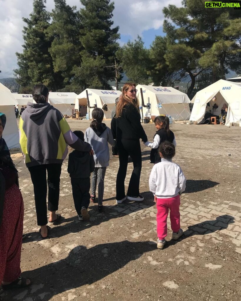 Pınar Altuğ Instagram - HATAY kalbimi sende bıraktım🙏🏻 Koşup bana sarılan çocuklar,herşeye rağmen aslan gibi sağlam duran kadınlar,herkese tek tek ismiyle hitap edip herşeye yetişmeye çalışan komutanım,Türk kadınının gücünü gösteren Türkiyenin en genç muhtarı olmaya aday Özlemcim,doğumgününü çocuklara pasta göndererek kutlayan Halil abi,gönüllü öğretmenler❤️❤️❤️❤️❤️ Hepiniz iyi ki varsınız🙏🏻🙏🏻🙏🏻 #Hatay #Aktepe Aktepe, Hatay, Turkey