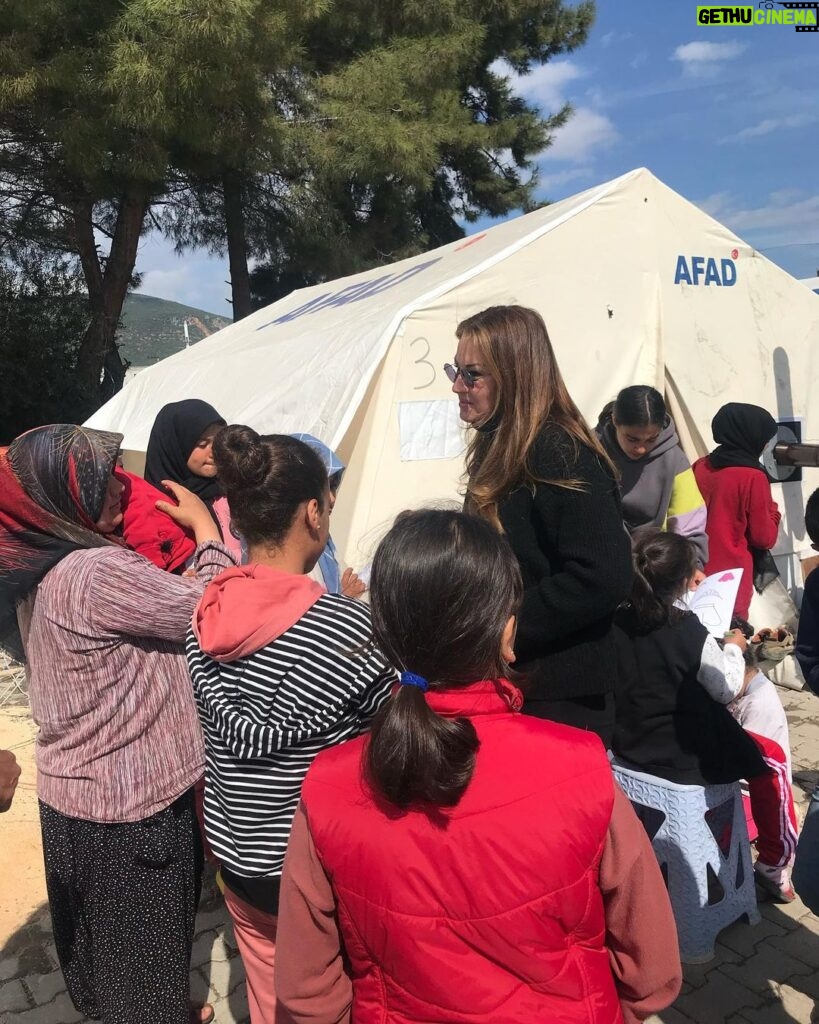 Pınar Altuğ Instagram - HATAY kalbimi sende bıraktım🙏🏻 Koşup bana sarılan çocuklar,herşeye rağmen aslan gibi sağlam duran kadınlar,herkese tek tek ismiyle hitap edip herşeye yetişmeye çalışan komutanım,Türk kadınının gücünü gösteren Türkiyenin en genç muhtarı olmaya aday Özlemcim,doğumgününü çocuklara pasta göndererek kutlayan Halil abi,gönüllü öğretmenler❤️❤️❤️❤️❤️ Hepiniz iyi ki varsınız🙏🏻🙏🏻🙏🏻 #Hatay #Aktepe Aktepe, Hatay, Turkey