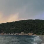 Pınar Deniz Instagram - Denize girebileceğini düşünen Pınar’a fırtına şoku🧘🏻‍♀️