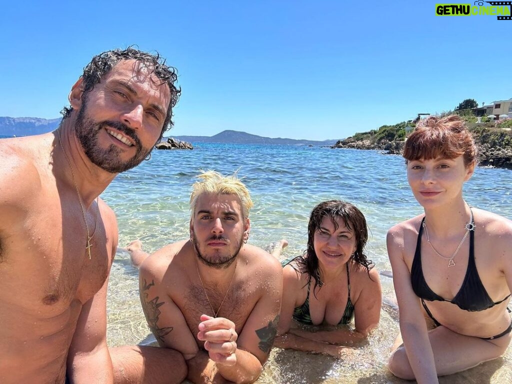 Paco León Instagram - Unos días estupendos que hemos pasado con unos amigos estupendos con unos baños y unas risas estupendas. #pensierostupendo❤️