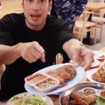 Pakorn Chatborirak Instagram - ใครเห็นคลิปนี้รับฟรี!!!!! คอหมูย่าง🐷🐷 เริ่มเลย ณ บัด Now!!! กับแคมเปญ เจ๊แดงใจดีแจกฟรี 10,000จาน!!!!!!! ง่ายๆเลยนะจ๊ะ ก็คือ แคปหน้าจอโพสต์นี้ ไปโชว์ให้พนักงานเจ๊แดง สาขาไหนก็ได้ เกือบ40สาขาที่มีอยู่ทั่วกทม. รับฟรีไปเลย คอหมูย่างมิชลินไกด์ในตำนาน!!!! 1 จาน เงื่อนไขดังนี้ครับ :) -ต้องทานที่ร้านเท่านั้น -ต้องสั่งเมนูอาหารชนิดอื่นอะไรก็ได้อย่างน้อย1จาน ** แจกสาขาละ 100จาน หมดแล้วหมดเลย วันนี้ ถึง 12พย.นี้เท่าน้านนนนนนน @jaedang_samyan