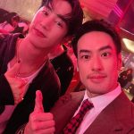 Pakorn Chatborirak Instagram - ฟีลเพื่อนอ่ะพวกแกร๊!!!! อิอิ 😝 แล้วคือแบบ ตัวจิงคืออะโหว อะไรจะหล่อขนาดนั้นอ่ะ หล่อจิงทุกคลลล หน้าเล๊กกกกกกนิดเดียว หล่อจัด!!!! , แล้วก็คือแบบเข้าใจเลยทำไมทุกคนถึงรัก เฟรนด์ลี่ ดูแลแฟนคลับทั่วถึงมาก ตอนทักกัน พี่เขาถามฉันว่าเราเคยเจอกันไหม ทำไมหน้าคุ้น ซักพักฉันเจอผจก.เขาที่ชื่อrandyในรูปสุดท้าย ฉันเลยอ้อ ฉันหน้า เหมือนผจก.เขานี่เอง 55555555555555555555 มีช่วงนึงตอนท้ายๆงาน พี่มาร์คเดินผ่านโต๊ะ ฉันยิ้มให้เขา เขายังอุตส่าห์เดินเข้าคุยกับฉัน ตอนนั้นคือแบบอะโหว นี่แหละซุปเปอร์สตาร์ของจิง!!! นิสัยน่ารักมากๆเทคแคร์ทุกคน คุยกับฉันยังไม่พอ ยังแตะไหล่ฉันด้วย ตอนนั้นฉันคือแบบความรู้สึกท่วมมาก น้ำตาจะไหล🥹🥹🥹 . . . พี่มาร์คพูดภาษาอังกฤษ ฉันแปลไม่ออก!!!!! 🥲🥲🥲 @marktuan #fallinlisteningparty @dnamngmnt
