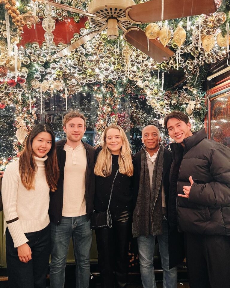 Pakorn Thanasrivanitchai Instagram - Sending love from New York 🍷🥳🎄 MERRY X’MAS guys 🙂 Let your heart be light ! From now on, our troubles will be out of sight. 💚 Rockefeller Center Christmas Tree