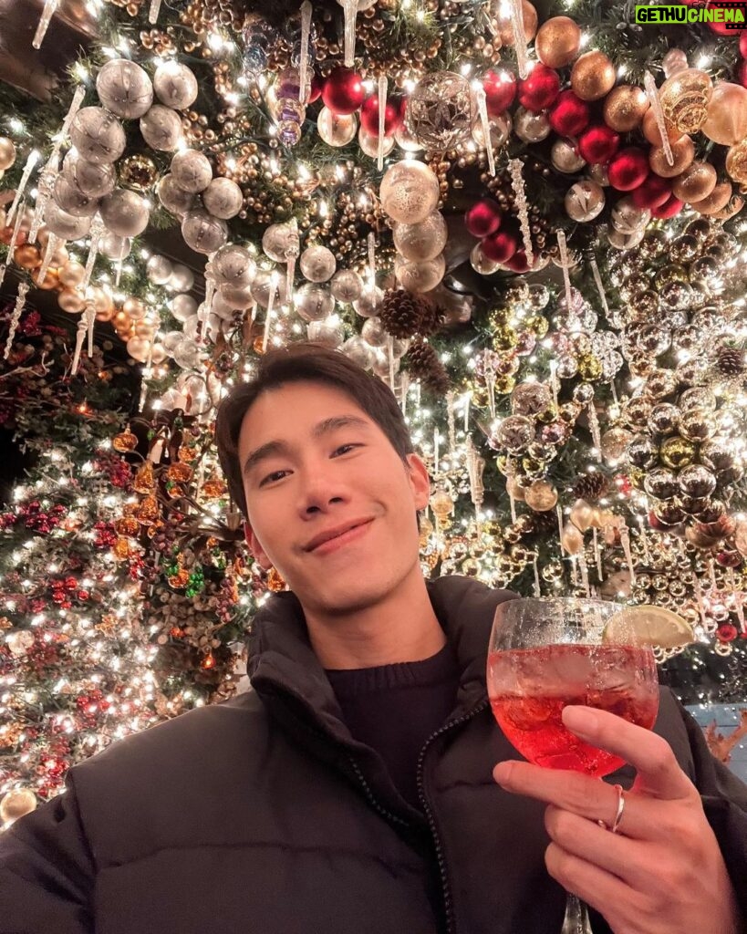 Pakorn Thanasrivanitchai Instagram - Sending love from New York 🍷🥳🎄 MERRY X’MAS guys 🙂 Let your heart be light ! From now on, our troubles will be out of sight. 💚 Rockefeller Center Christmas Tree