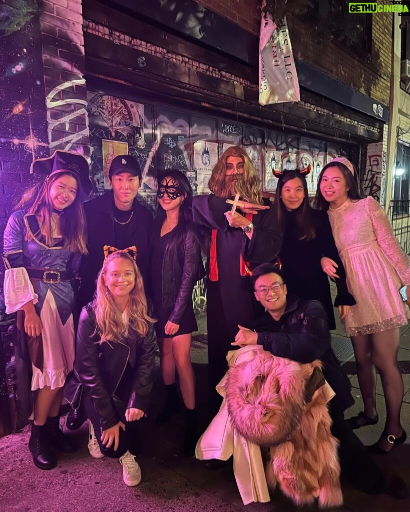 Pakorn Thanasrivanitchai Instagram - Look at this stuff, isn't is neat? 🤣🧜🎃 . NYC Halloween was…..really extra 🔥🤣 ความดีเลย์ยืนหนึ่ง New York, New York