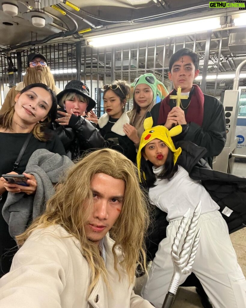 Pakorn Thanasrivanitchai Instagram - Look at this stuff, isn't is neat? 🤣🧜🎃 . NYC Halloween was…..really extra 🔥🤣 ความดีเลย์ยืนหนึ่ง New York, New York