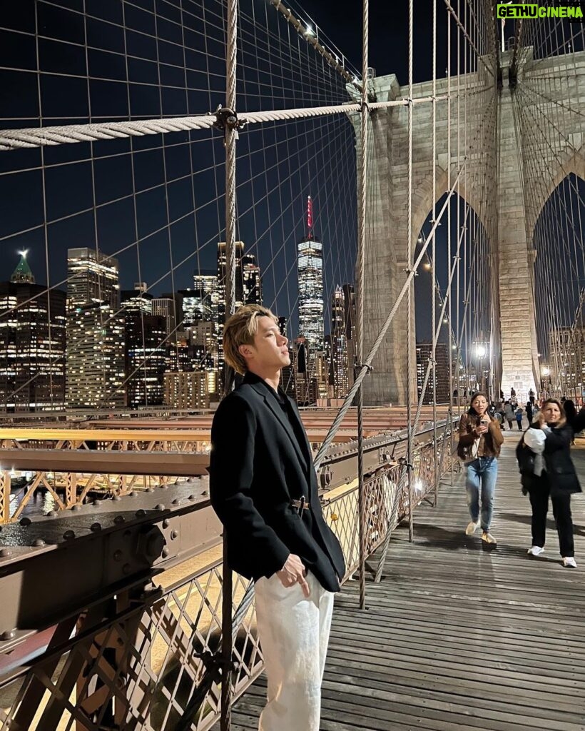 Pakorn Thanasrivanitchai Instagram - Yo! This broski is rocking da big Apple 🍎🗽 @mewsuppasit . #newyorkcity Brooklyn Bridge