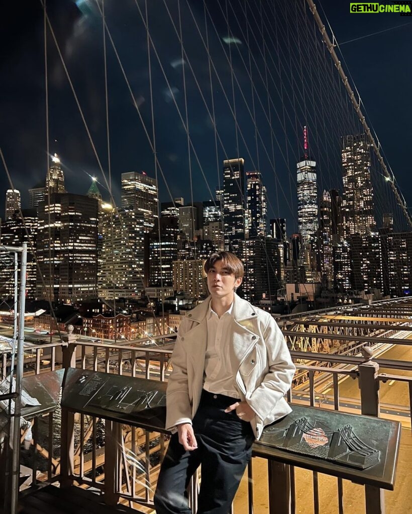 Pakorn Thanasrivanitchai Instagram - Yo! This broski is rocking da big Apple 🍎🗽 @mewsuppasit . #newyorkcity Brooklyn Bridge